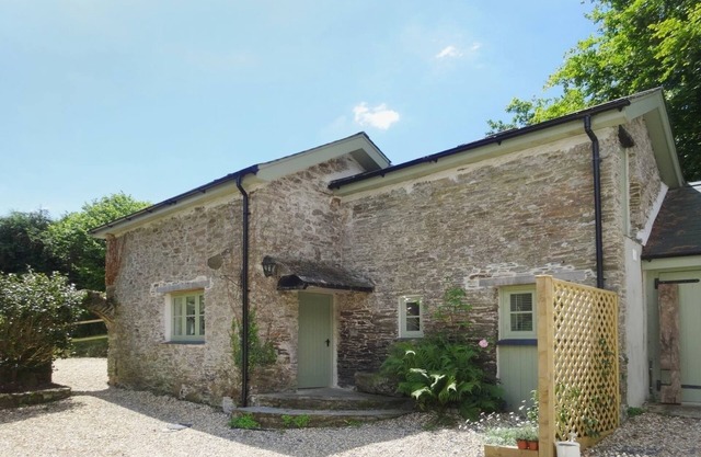 TORRINGS BARN, pet friendly, with a garden in Aveton Gifford