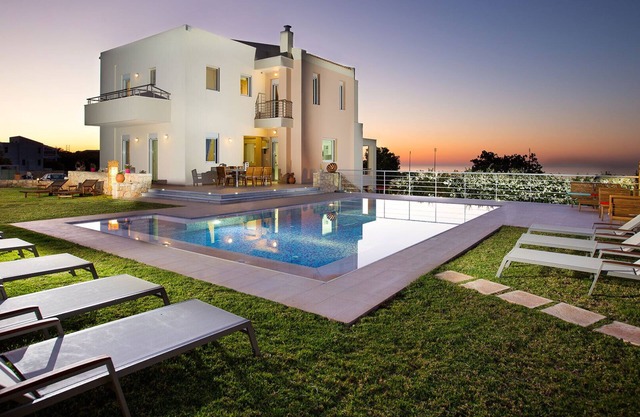 Total Privacy, Pool & Huge Garden, Hot Tub. Located Next to the City of Rethymno