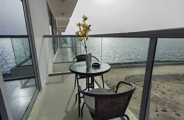 Touch the sea (Stylish 2 bedrooms apartment Seaview)