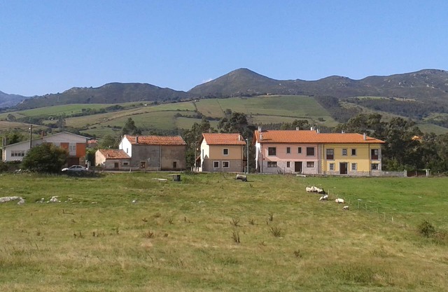 Tourist accommodation, 6 + 2 persons, 3,5 Km. from beach, near Picos Europa