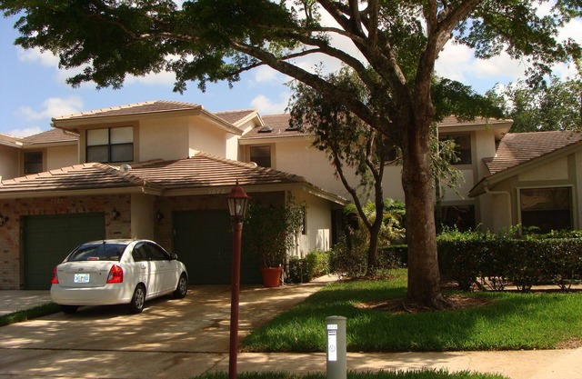 town house minutes away from Deerfield beach!