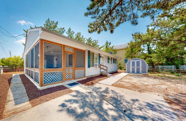 Town of South Bethany oceanside cottage with screened porch, outdoor shower, W/D