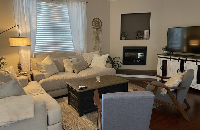 Townhome away from home! Near downtown Chandler/Gilbert. Heated pool and jacuzzi