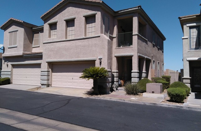 Townhome in gated community for 1 or 2 people close to Las Vegas