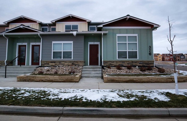 Townhome In Hip Neighborhood Near Old Town