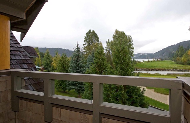 Townhome w/scenic views & private hot tub