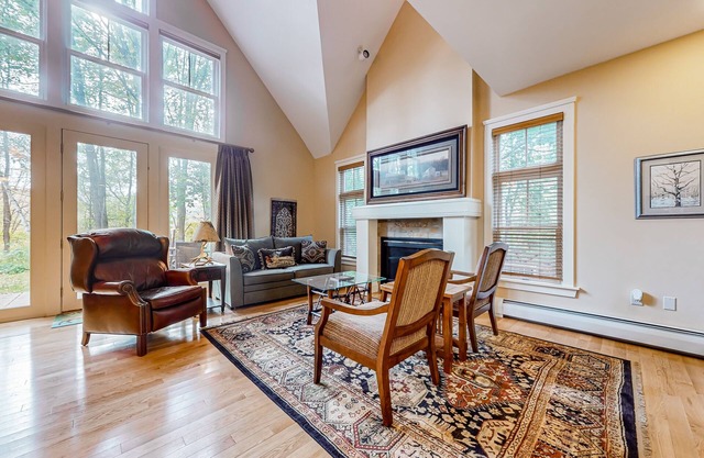 Townhome with patio & on-site pool, hot tub, sauna & tennis access