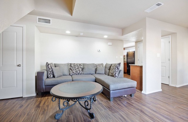 Townhouse 1 bed 1 bath sleeps 3