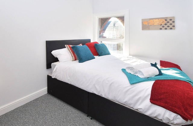 Townhouse @ 272 Walthall Street Crewe - SUPERIOR SINGLE WITH TV