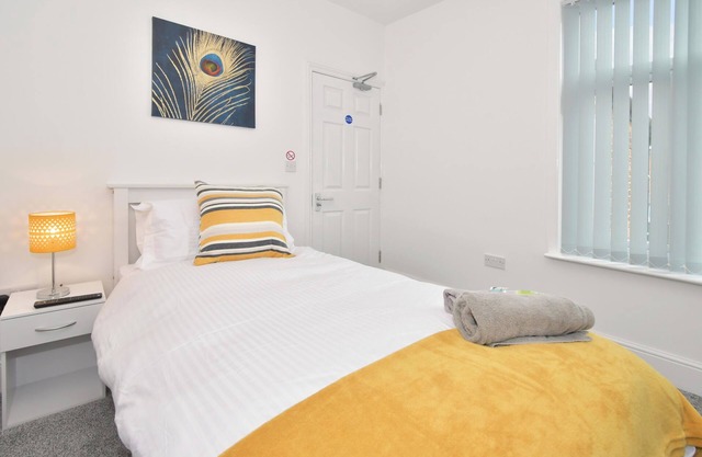 Townhouse @ 86 Brooklyn Street Crewe - SUPERIOR SINGLE ENSUITE WITH TV