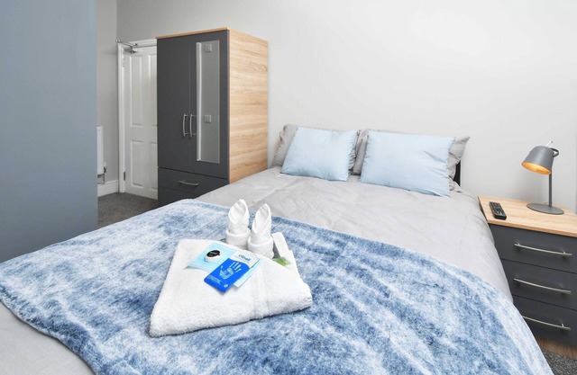 Townhouse @ Bucknall New Road Stoke - Superior Double With TV