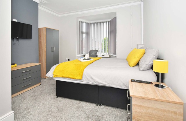 Townhouse @ Bucknall New Road Stoke - Superior Double Ensuite With TV