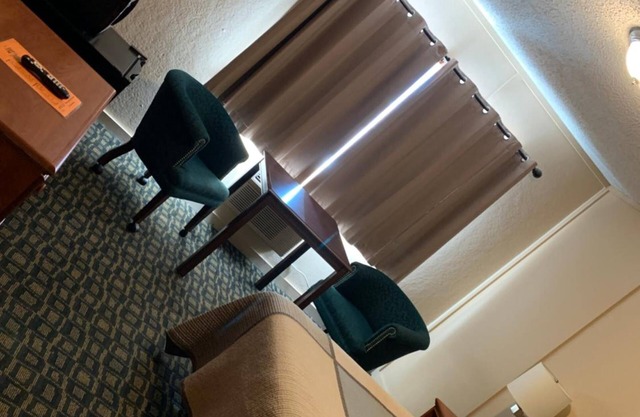 Townhouse Inn & Suites