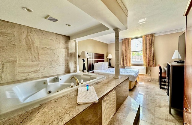 Townhouse Inn & Suites