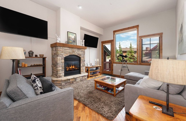 Townhouse near slopes w/private hot tub