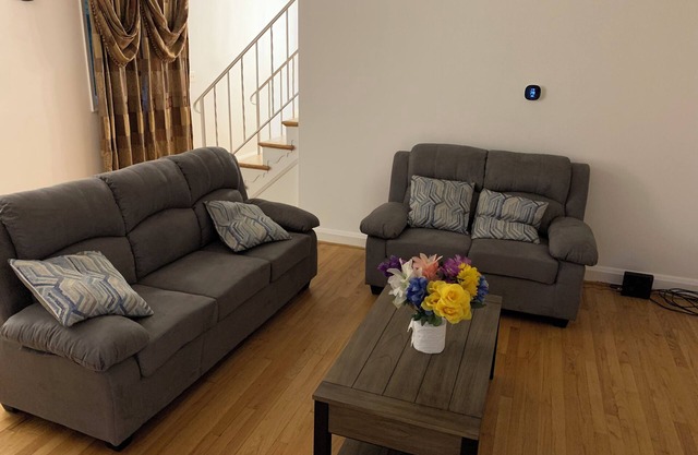 Townhouse near to Towson center and Parkville, EV charger available.