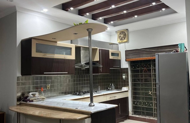 Townhouse Upper Portion with 2 bedrooms, Family Sized Condo