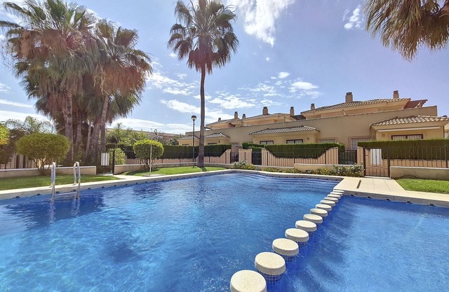 Townhouse with communal pool