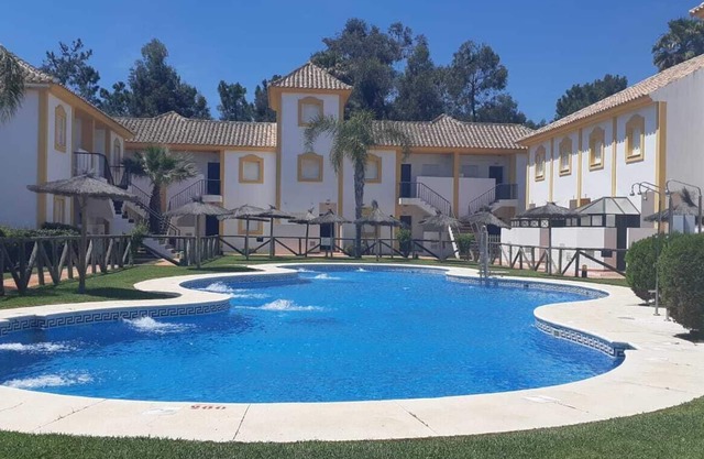 Townhouse with terrace and pool 15 min from the beach.