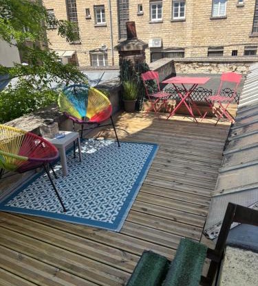 Très bel appartement de style ancien avec sa terrasse en bois en coeur de ville