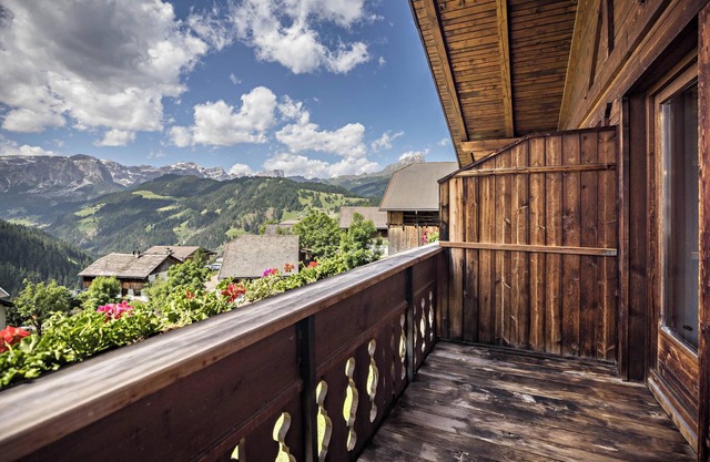 Traditional Apartment "Confolia 2" with Balcony, Mountain View & Wi-Fi