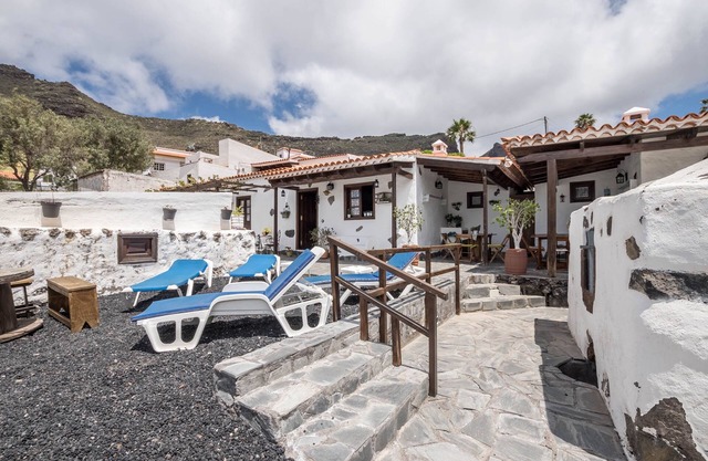 Traditional Canarian Holiday Home "María" with Wi-Fi, Terrace and Mountain View