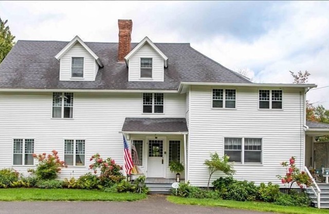Traditional lakefront "Huckle Chuckle" with private dock to Eagles Mere Lake