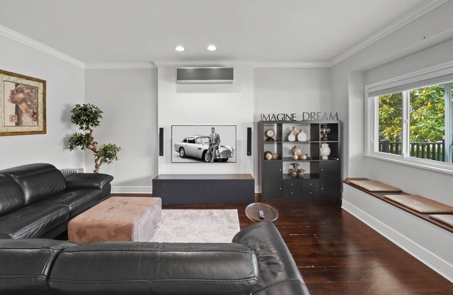 Trafalgar House: 6br/4ba+Parking, Gorgeous Renos