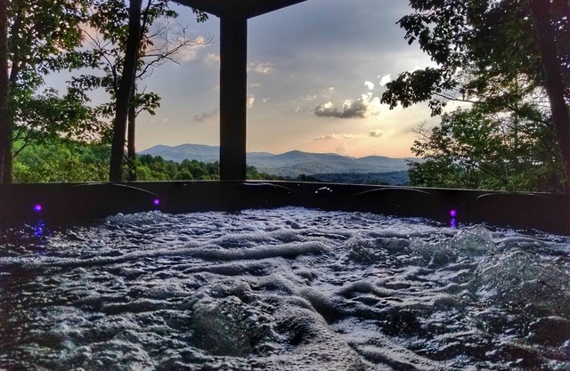 Trail's End - Hot Tub, Pool Table, Wifi, Pet Friendly, 15 minutes to Blue Ridge