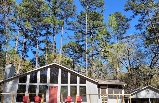 @TrailsEdgeTX Trendy Cabin on 2 Acre Wooded Lot