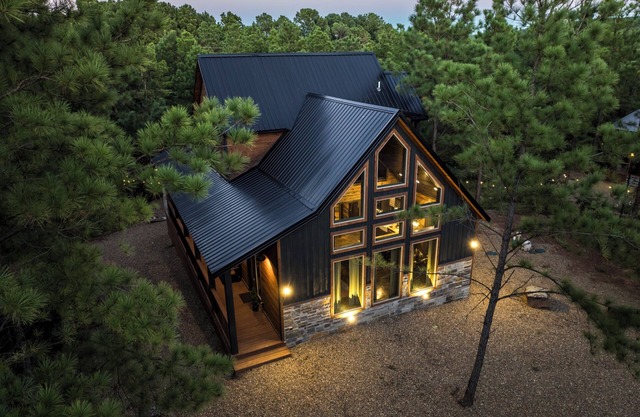 Train Station Cabin - Sleeps 10 - Arcade - Hot Tub, Outdoor Fun & EV Plug