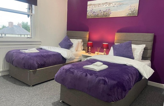Tranent Homely Apartment with Main Door (Sleeps 6)