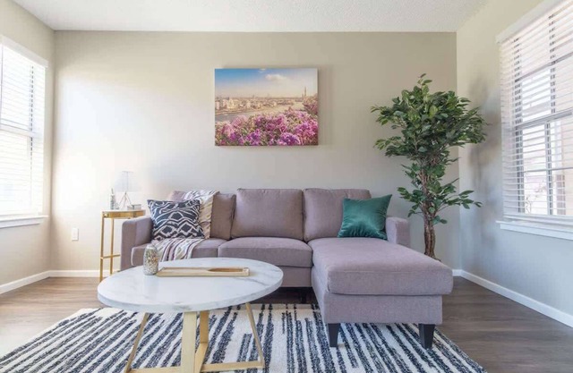 Tranquil 1BR King Suite w/Pool, Gym, Parking 02