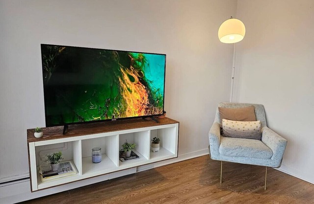 Tranquil 1BR Penthouse Downtown Montreal W/a View