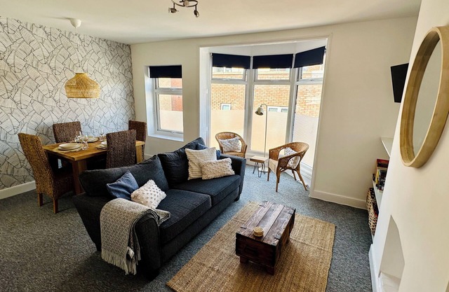 Tranquil 2 bedroom maisonette, moments from the beach in charming Weymouth