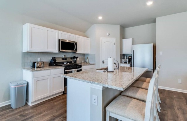 Tranquil 3BR by Hwy 90 with pond views