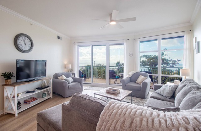 Tranquil Beach Front 2Bed 2Bath Condo with large patio - Family Friendly