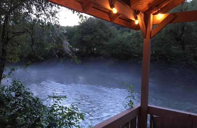 Tranquil Chalet - Nottely Riverfront, Starlink w/Roku TV, Easy River Access