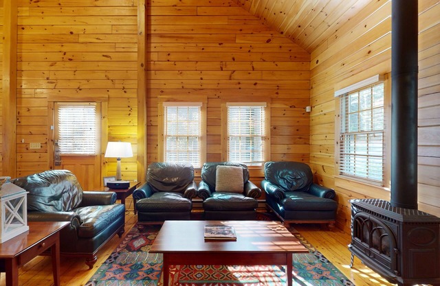 Tranquil dog-friendly cabin with full kitchen, fireplace & nearby recreation