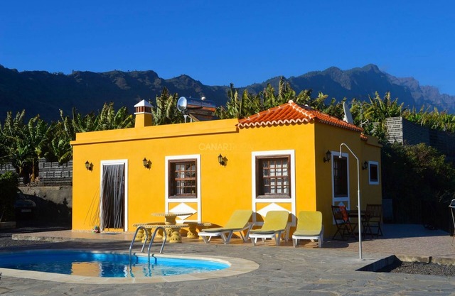 Tranquil Cottage with Heated Pool near Tazacorte Beach, Panoramic Cald