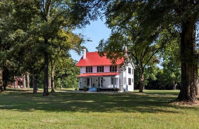 Tranquil Farmhouse Escape: Your 10-Acre Getaway Awaits! 4 Bedrooms