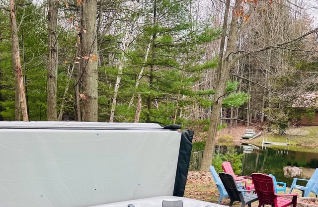 Tranquil lake front cottage with spa tub-2 minutes to Royal restaurant and pool