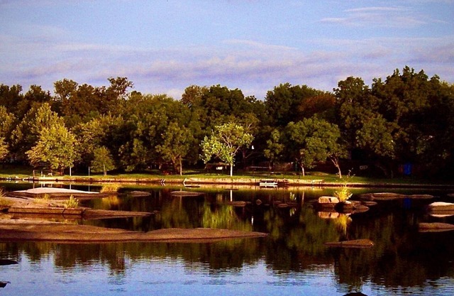 Tranquil Lake LBJ getaway! No boat traffic. Swim, Kayak, SUP & Fish in Peace! ❤️🦮