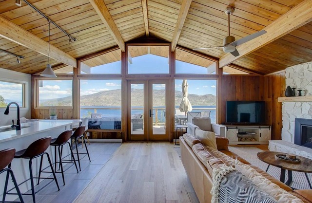 Tranquil lake view retreat in the Okanagan. Hot tub and Pet-Friendly!