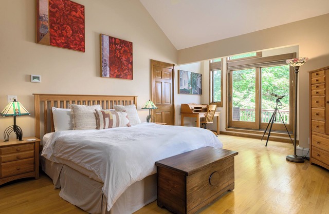 Tranquil LakeFront Lodge w/Private Beach