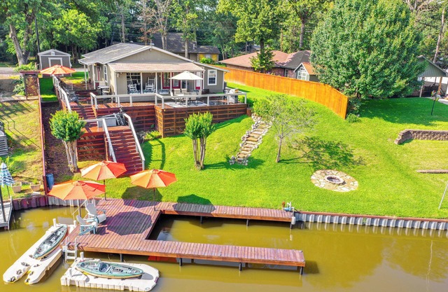 Tranquil Lakefront Getaway w/boat dock, kayaks and firepit.