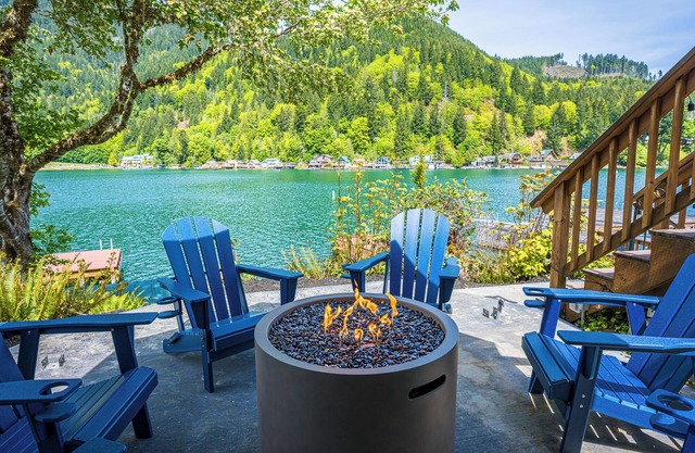 Tranquil Lakefront Escape - 3 bedroom Modern Cabin Retreat