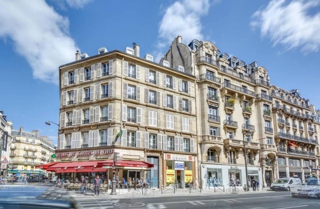 TRANQUIL LIVING ON RUE RIVOLI: UNVEILING PARISIAN CHIC IN LE MARAIS