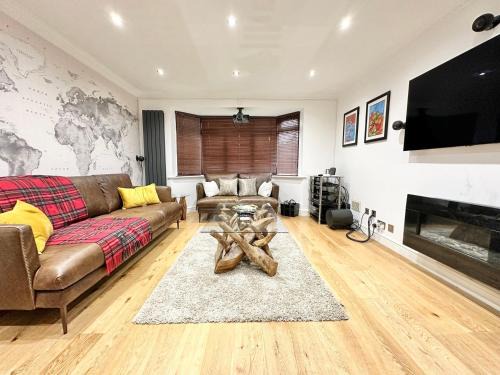 Tranquil Retreat Spacious 4-Bedroom Family Home