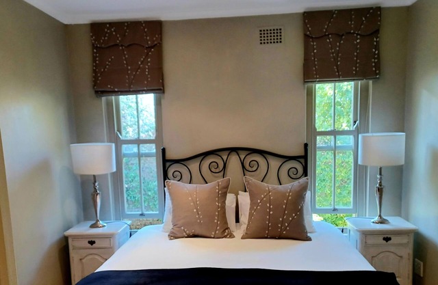 Tranquil Tokai.Close to Constantia Wine Route Muizenberg beach. Tokai Forest.